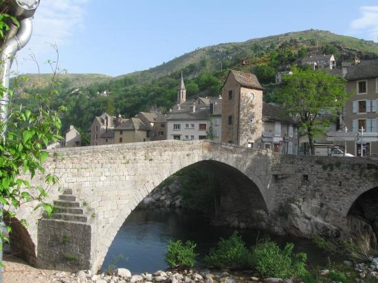 Le pont et sa tour de péage